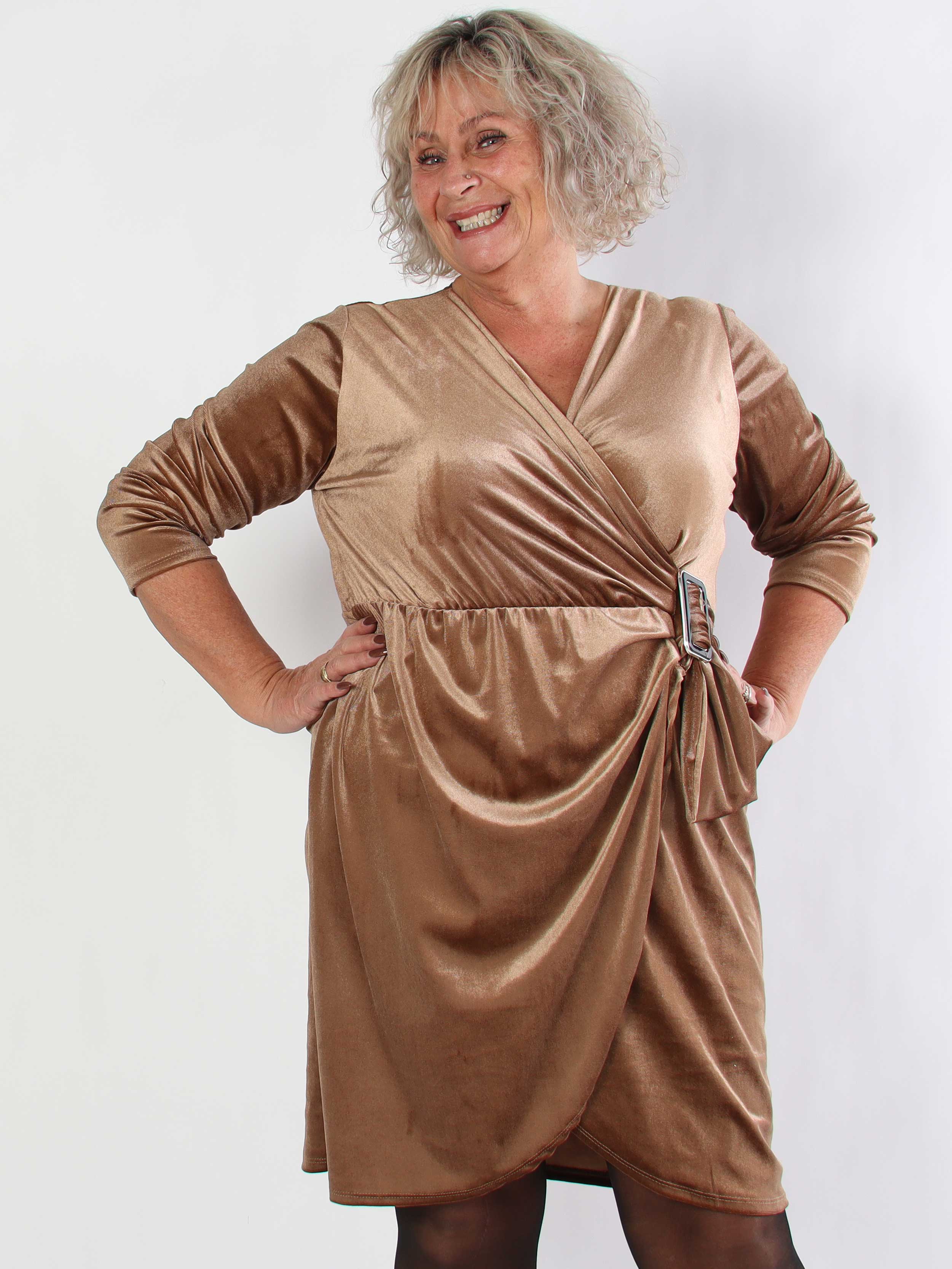 Sinda - Plus size velourkjole med slå-om effekt og spænde